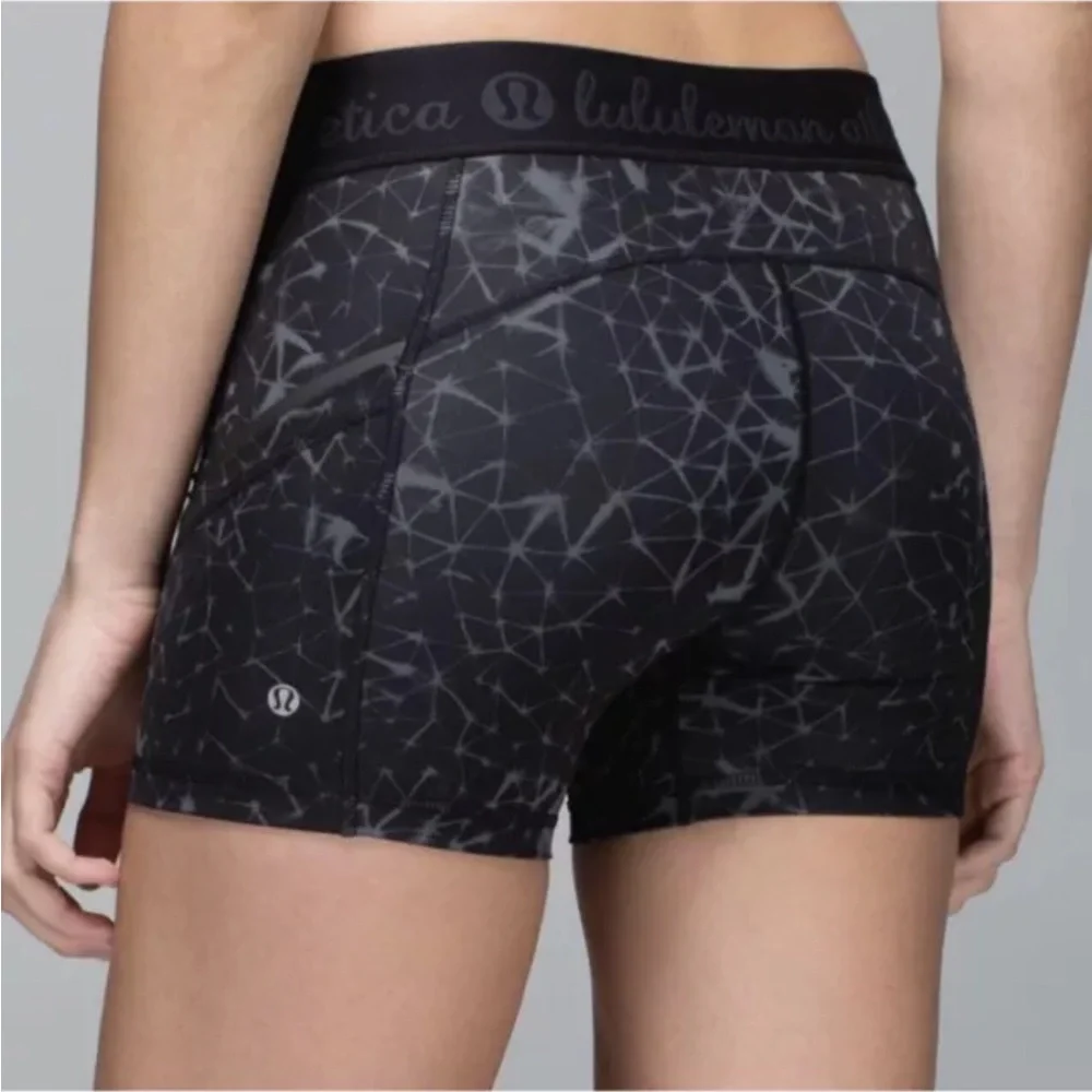 Lululemon athletica ~What The Sport / 4”Short Full   Size 2 Sashiko Print